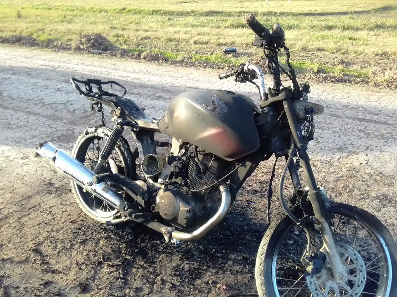 Una motocicleta fue robada e incendiada