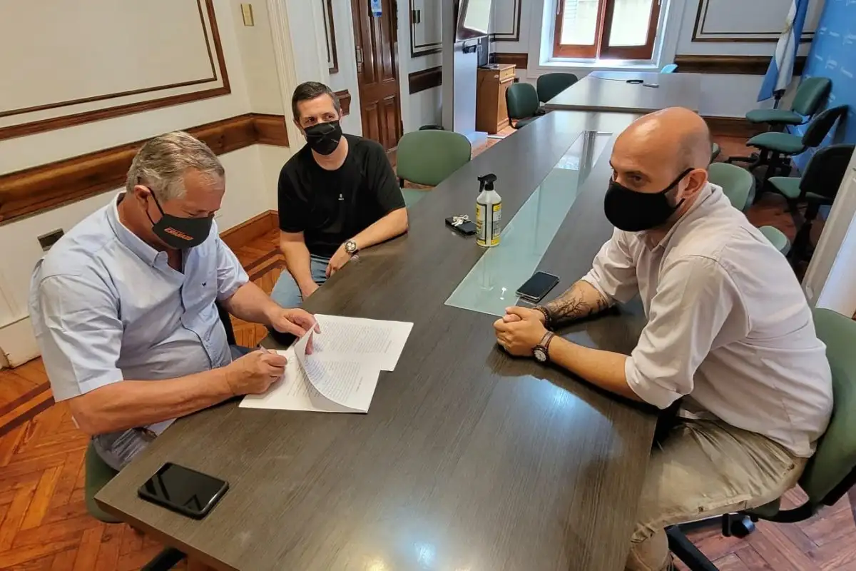 El Municipio firmó un contrato de comodato con el Club Hípico para el uso de las caballerizas