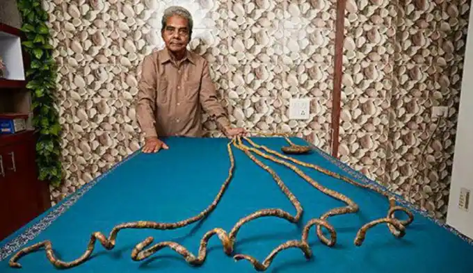 Hace 62 años que no se corta las uñas: la más larga mide 2 metros 