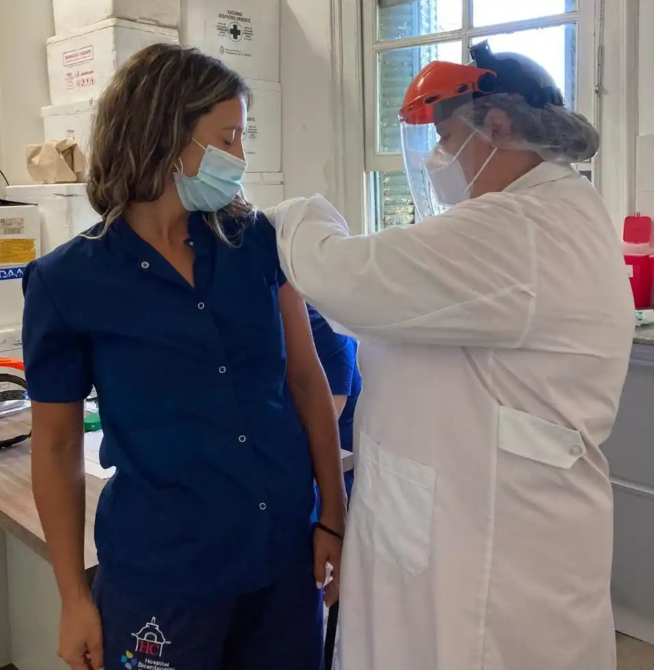 El Hospital Centenario comienza a aplicar el segundo refuerzo anticovid a su personal