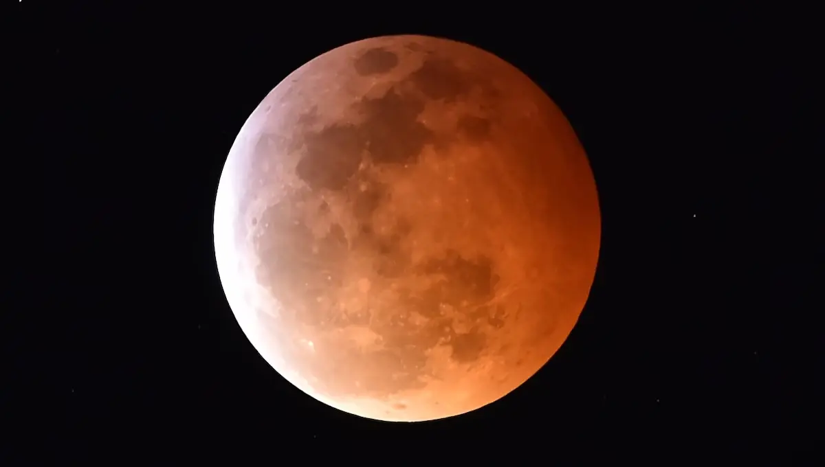 Durante el eclipse parcial, la Luna puede tornarse rojiza