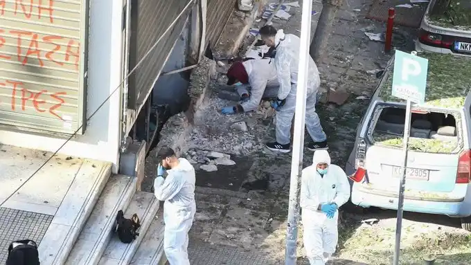 La explosión causó la muerte casi inmediata de la mujer, además de provocar daños a los alrededores.