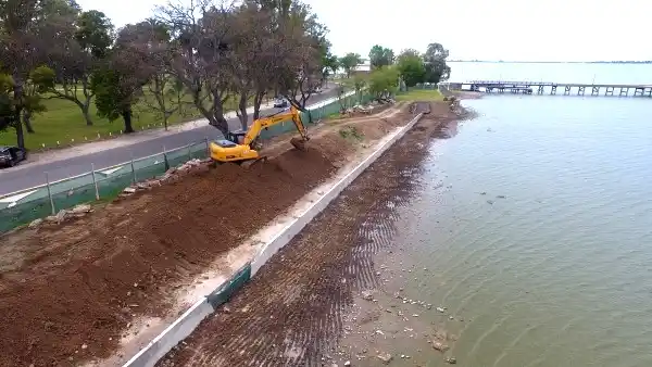 Continúan los trabajos para recuperar la muralla de piedra y reconstruir las escalinatas