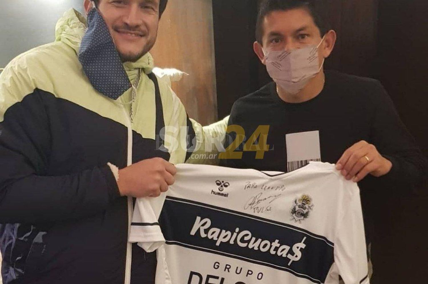 “Pulga” Rodríguez ya posó con la camiseta de Gimnasia y este lunes se formalizará su incorporación