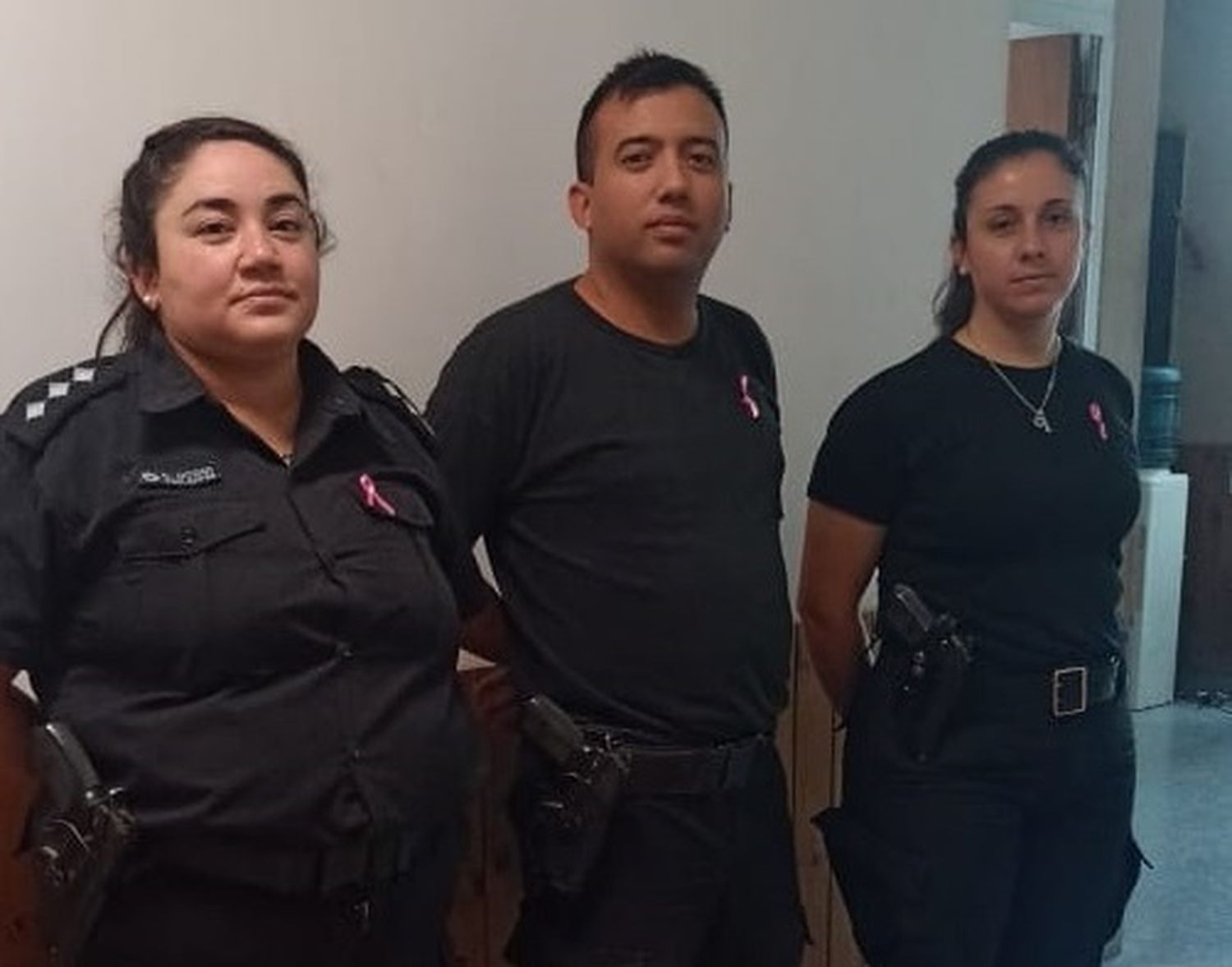 Efectivos de la Policía de Santa Fe adhieren a la campaña Octubre Rosa. Crédito: Relaciones Policiales.