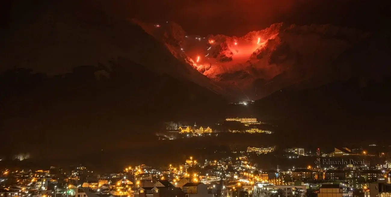 Ushuaia volvió a iluminar el cerro Martial con su tradicional Bajada con Antorchas