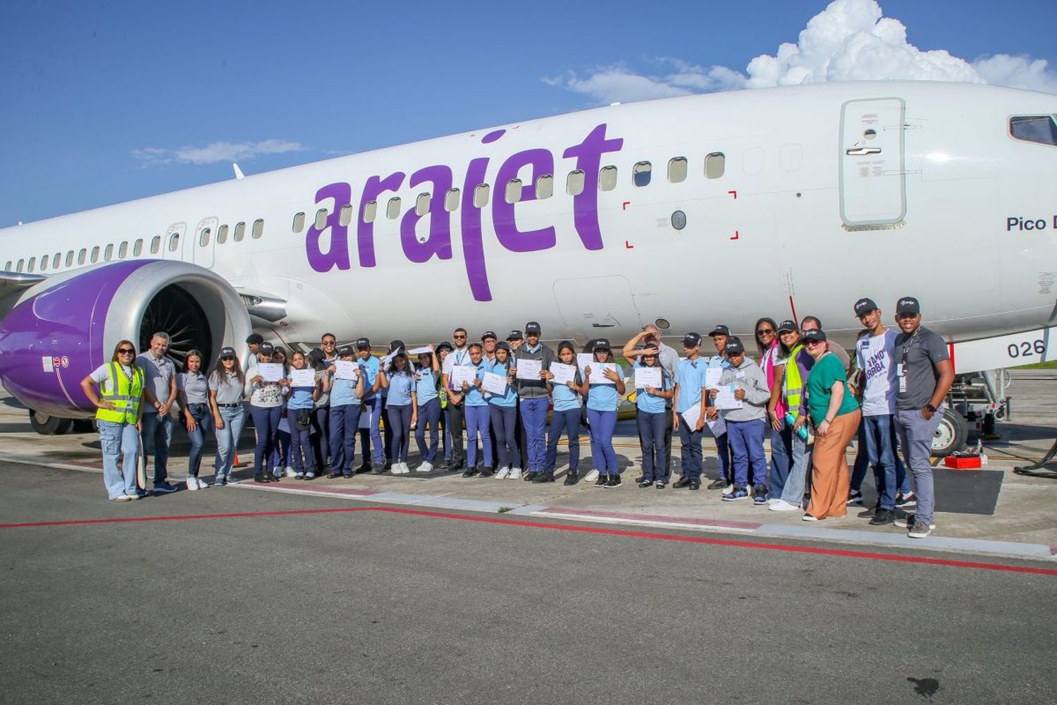 Arajet: dos años inspirando a jóvenes con su programa «Piloto por un día»