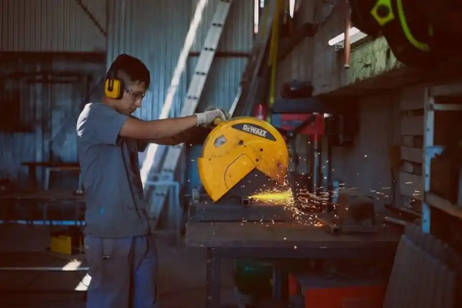Desde el 2015, los salarios de los trabajadores formales perdieron 28% en su poder de compra