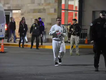 Un avión especial trajo de regreso a los 10 argentinos deportados de EE. UU.