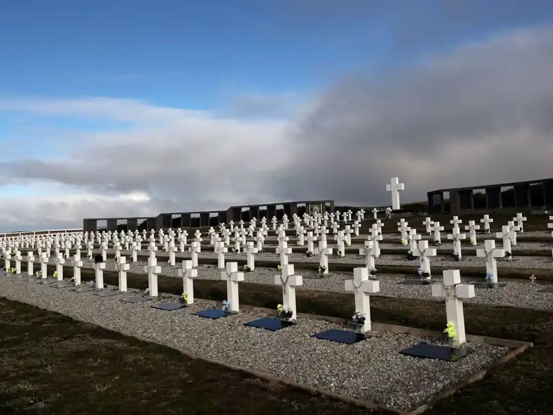 EE.UU. evalúa quitarle su apoyo al Reino Unido por las Malvinas ante la falta de cooperación en la guerra contra Irán