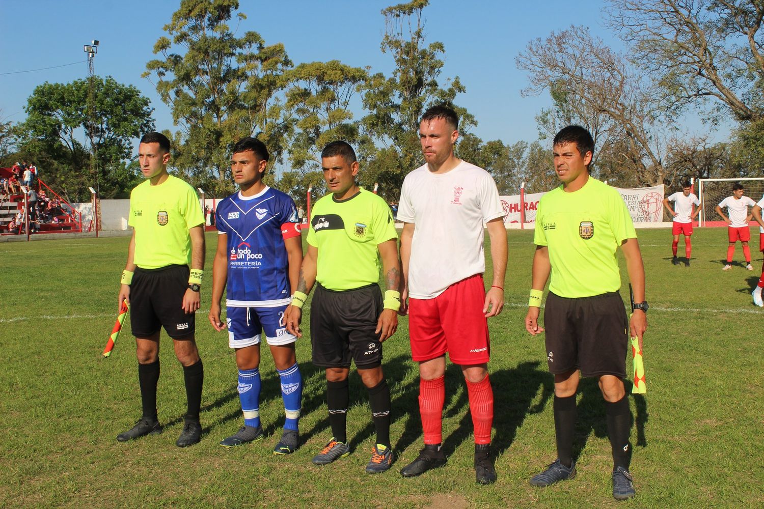 Martín Galizzi, Jorge Albornoz (árbitro) y Héctor De Lucca actuaron en un partido en el Departamento de Diamante.