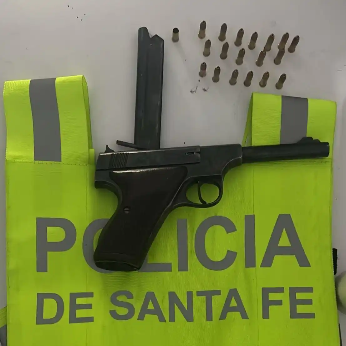 SECUESTRAN ARMA DE FUEGO Y MUNICIONES - 2