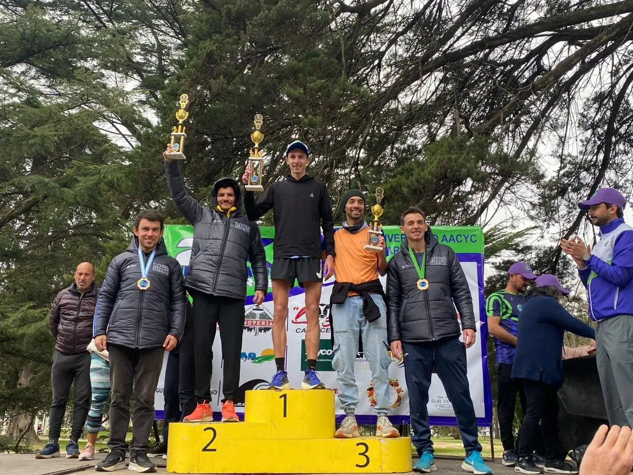 Giunti (segundo), Retta (cuarto) y Sansolini (quinto), los integrantes de Mesa Chica en el podio
