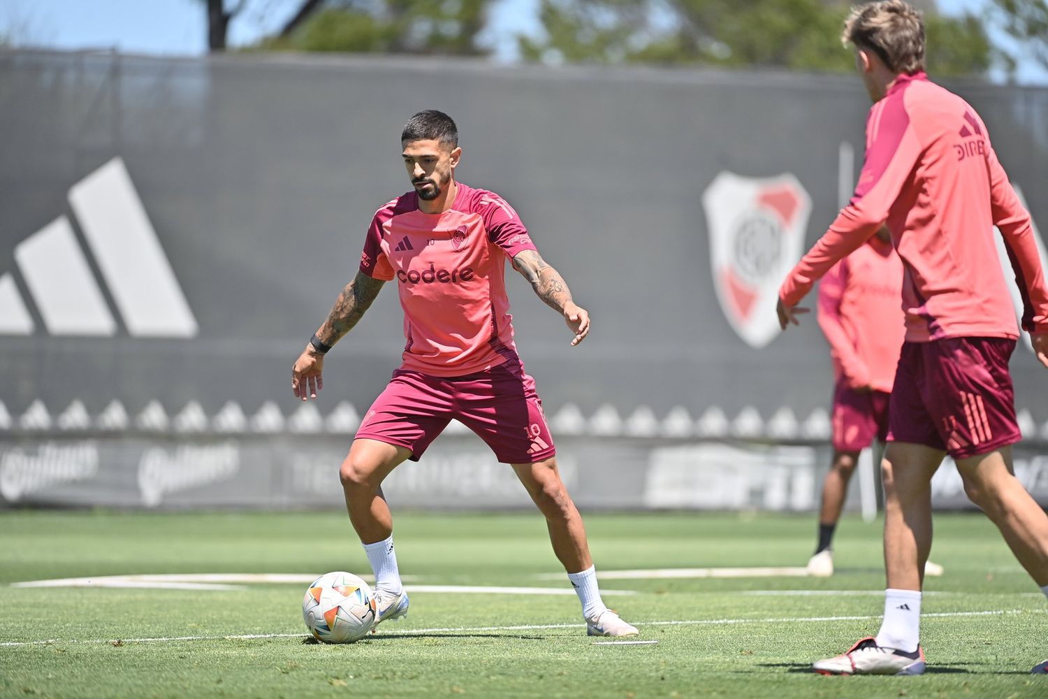 Lanzini busca su lugar entre los titulares.