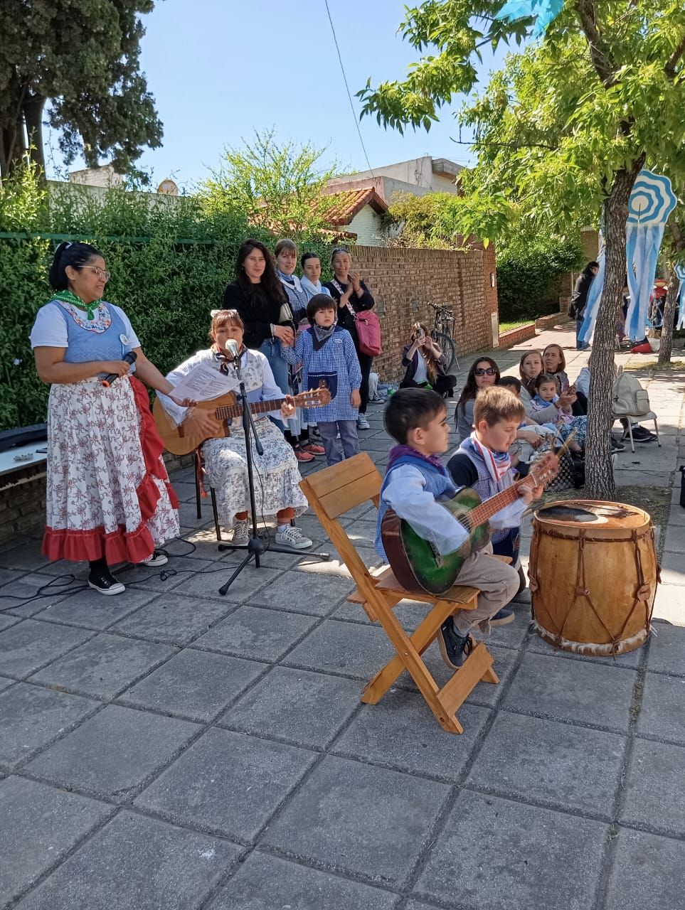 Fotos del festejo del día de la tradición en el Jardín de infantes N° 903
