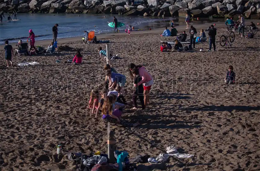 Guardavidas: "La gente deja las ojotas, apoya el bolso y se saca el barbijo"