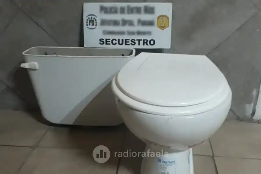 Dejaron un inodoro abandonado en la vereda, a pocos metros de una obra en construcción