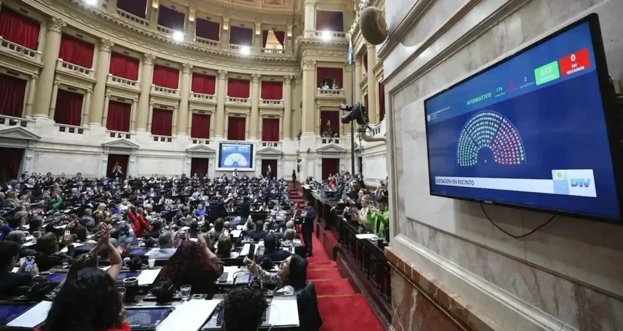 La oposición le impuso una ley al presidente.