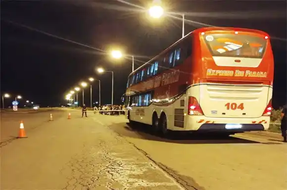 Un hombre murió por un disparo que ingresó del exterior mientras viajaba en ómnibus