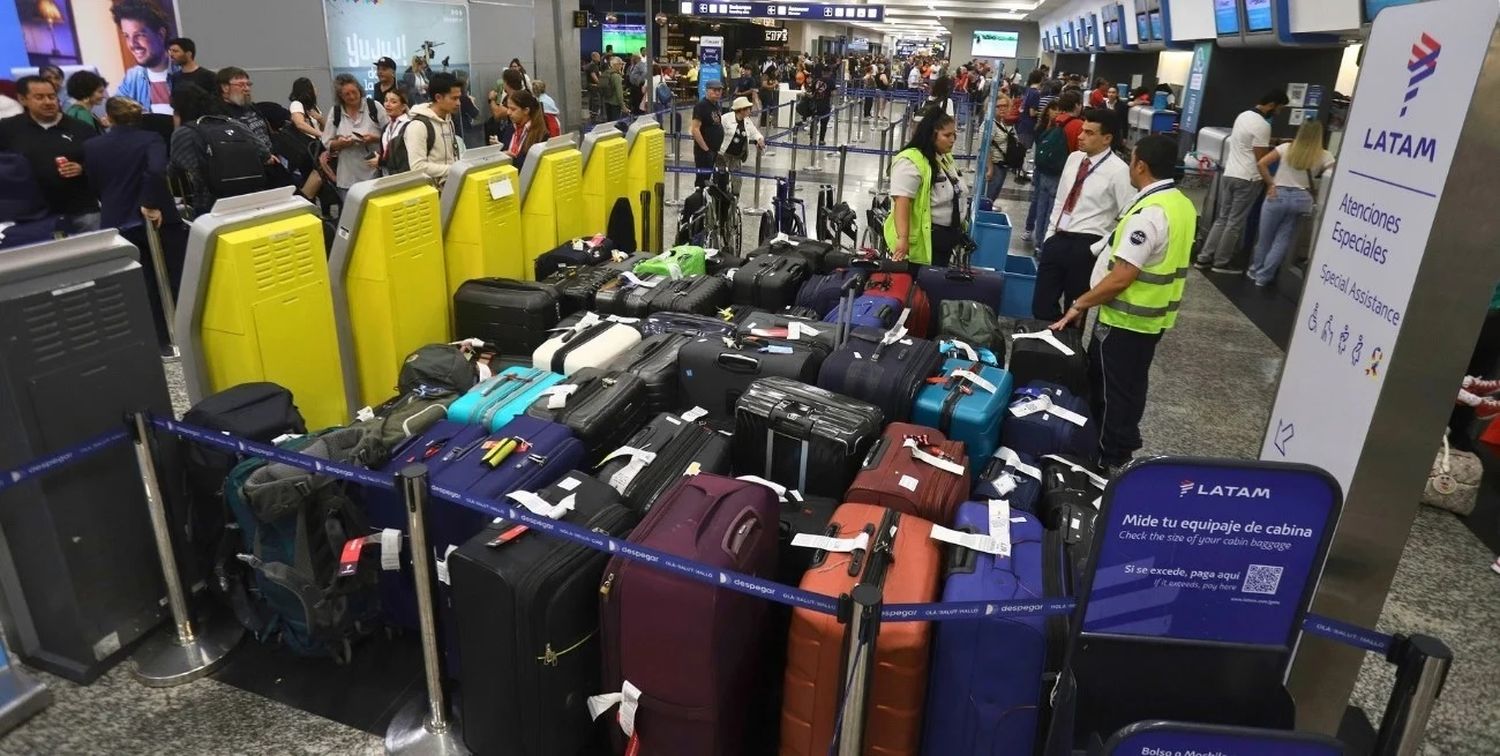 La retención de tareas de aeronáuticos en conflicto con el gobierno derivó en demoras, cancelaciones y miles de pasajeros varados. Foto: Damián Dopacio / Noticias Argentinas.