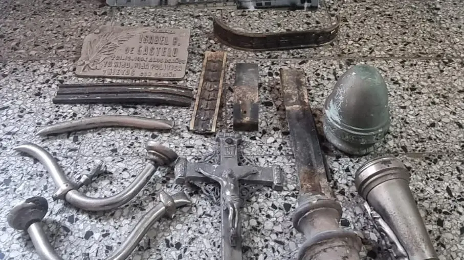 Dos hermanos aprehendidos por robar elementos de bronce del cementerio
