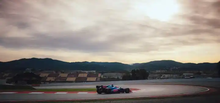 Colapinto girando en Barcelona con el nuevo Alpine.Foto:EFE