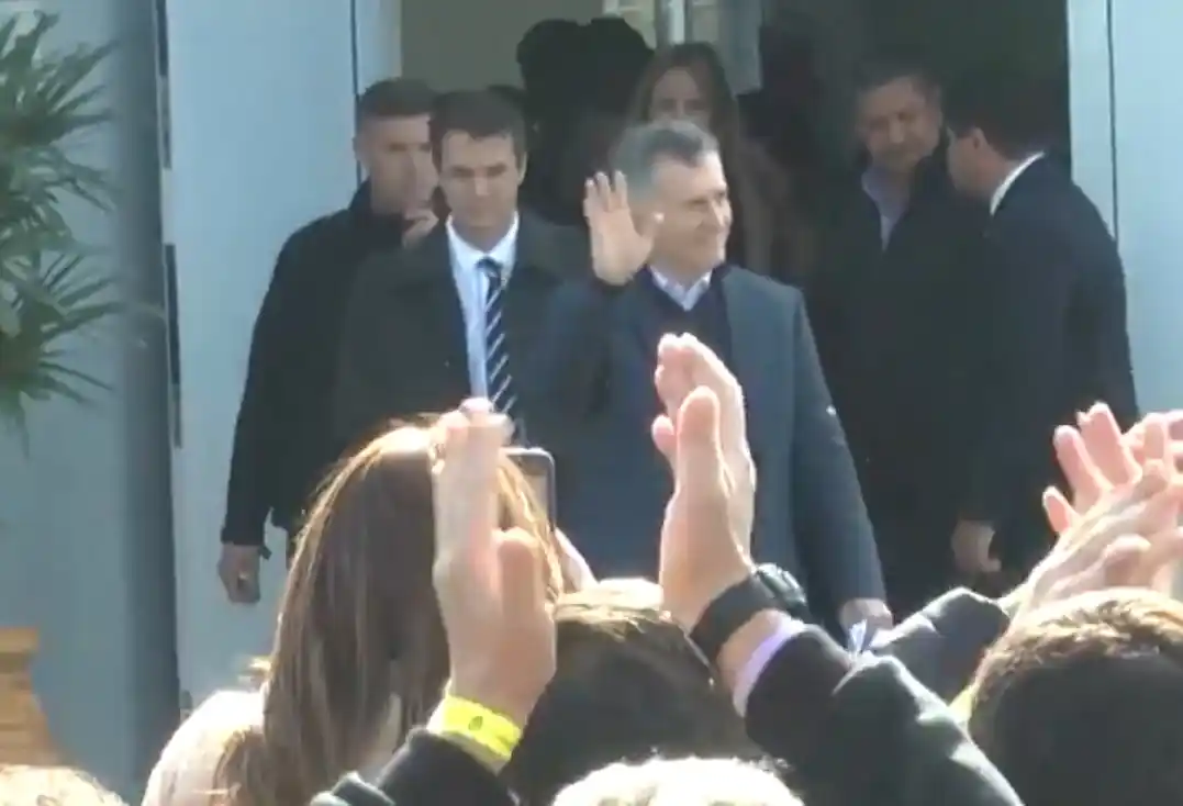 Otra vez el sonidista: En Concordia a Macri lo recibieron con "un gato en la ciudad" 