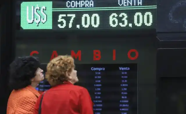 El dólar oficial sigue estable y el blue roza los $70
