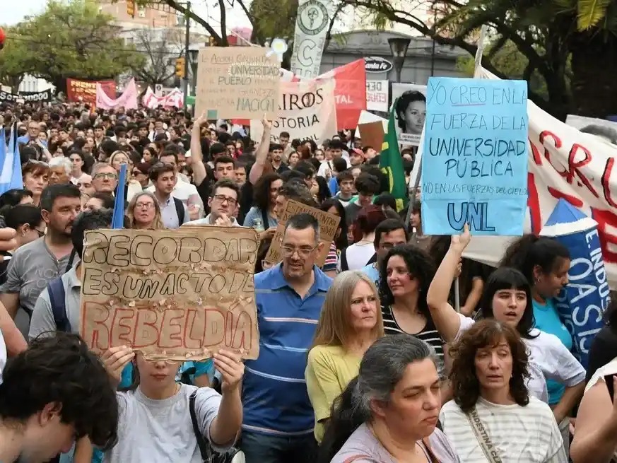 La universidad salió a las calles varias veces durante la gestión de Milei, acompañando las acciones institucionales adoptadas. Foto: Manuel Fabatía.