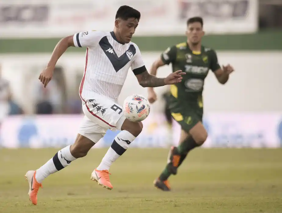 Defensa se adelantó y Vélez llegó al empate