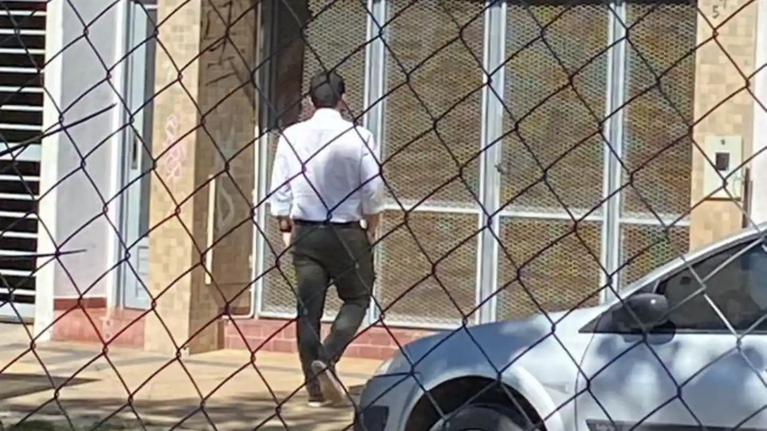 El intendente a pasos de ingresar a los tribunales ubicados en calle Chacabuco a metros de Castelli.