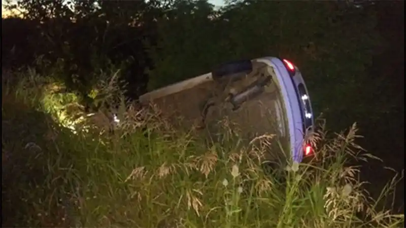 Conductor alcoholizado volcó su auto: Su pareja embarazada requirió atención