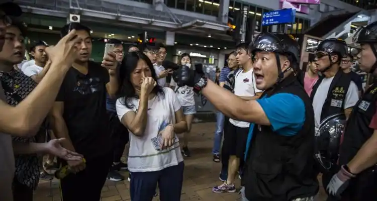 En Hong Kong manifestantes ocuparon centro comercial pero no logran perturbar aeropuerto