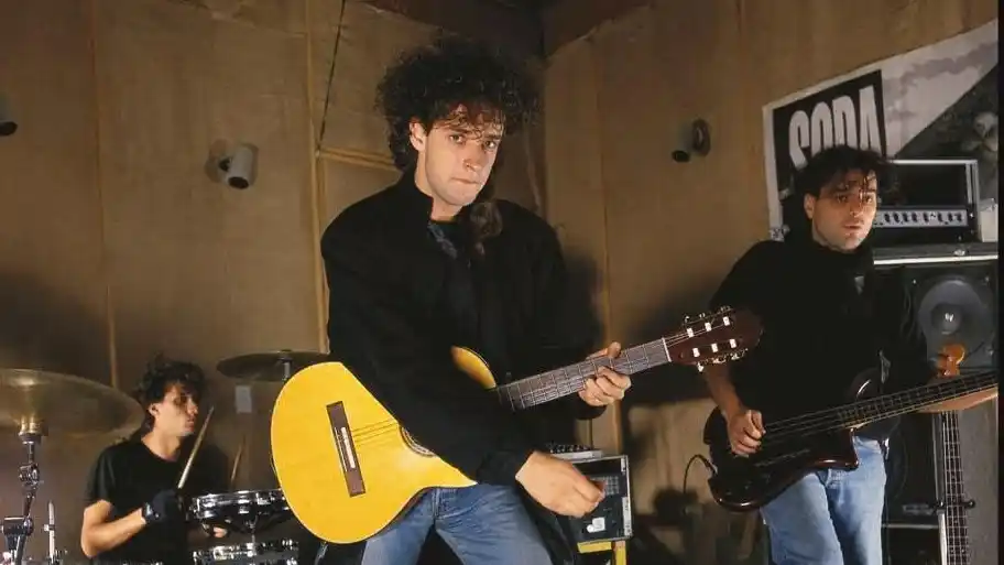 Gustavo Cerati, Zeta Bosio y Charly Alberti, integrantes de una banda emblemática. A más de una década del fallecimiento de su líder, anuncian un regreso inédito