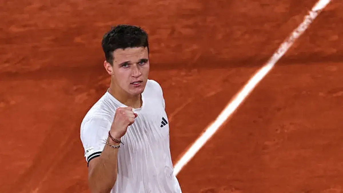 Mensik enfrentará a Zverev en semifinales.