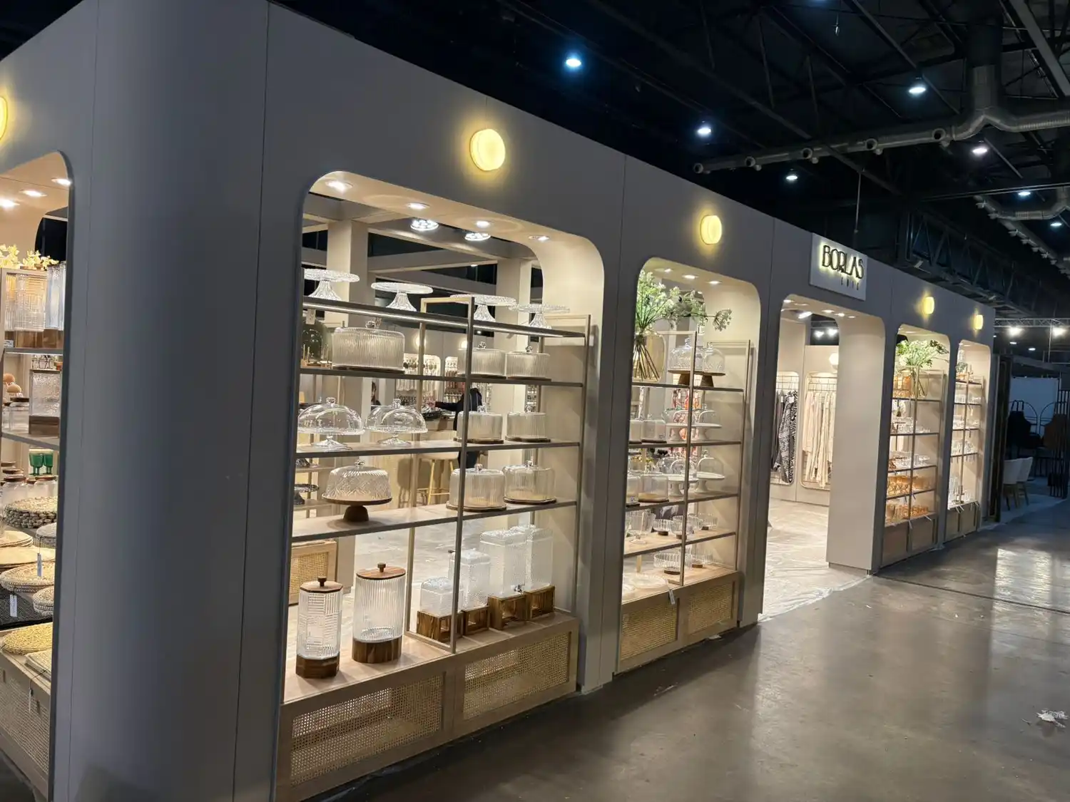 Borlas Chic presentó su stand en la Expo Cafira 2025 con una gran variedad de artículos.