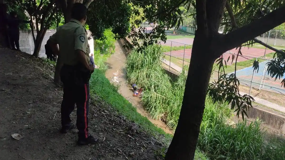 Encontraron cuerpo sin vida en quebrada adyacente al sector Araguaney, vía Petare-Guarenas
