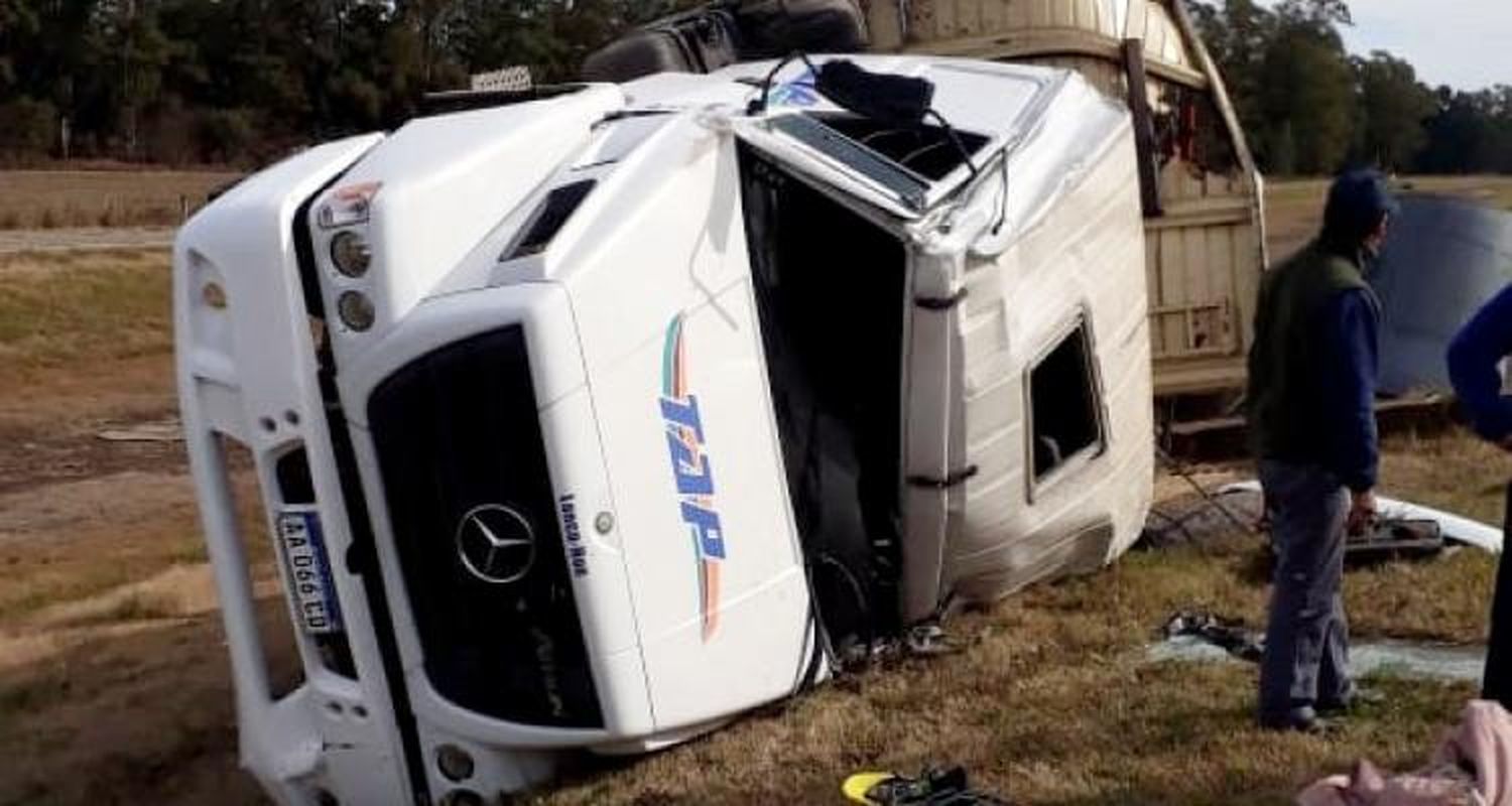 Camión cargado con bobinas de acero volcó en ruta 9, a la altura de Gobernador Castro