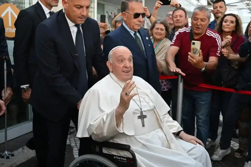 Tras recuperarse de la operación, el papa Francisco salió del hospital: “Todavía estoy vivo”