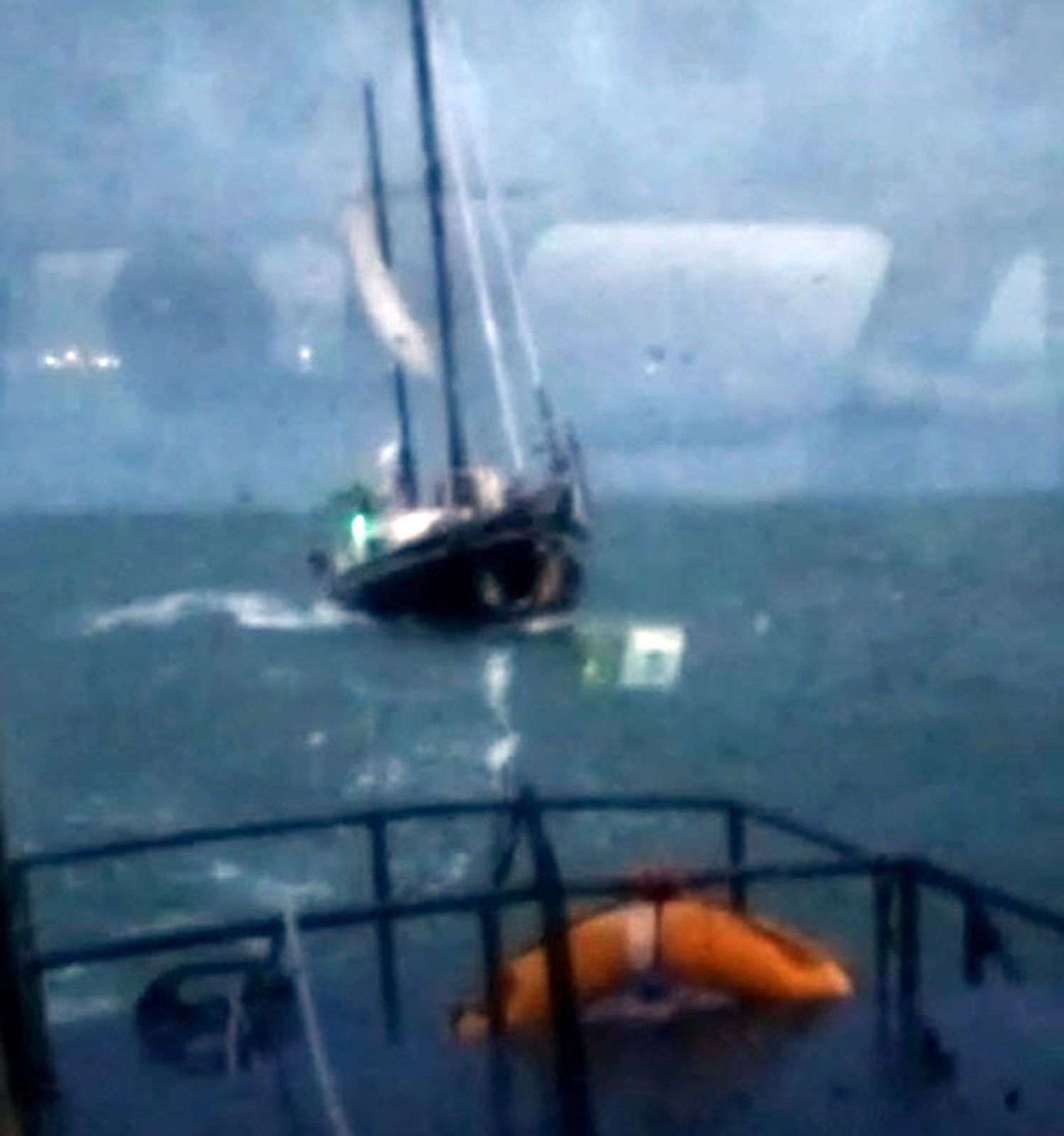 En medio del temporal, rescatan un velero con cuatro tripulantes