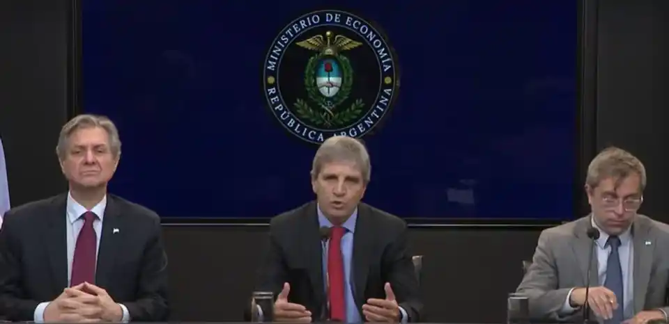 Caputo presentó su plan de deuda y dijo que no prevé recurrir al mercado externo.