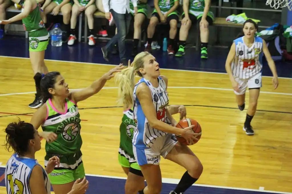 Las chicas de Peñarol ganaron un partido clave