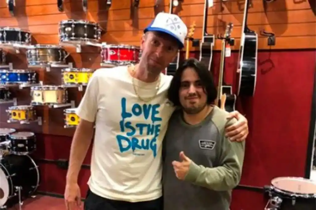 Chris Martin fue a comprar una guitarra y sorprendió con un improvisado recital a los vendedores