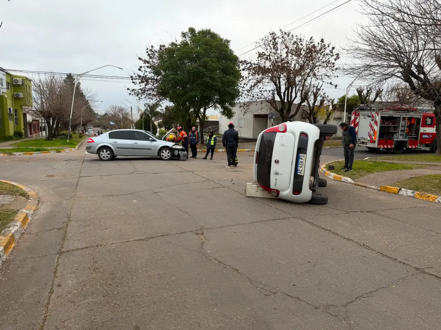 Un auto volcó tras un choque en la esquina de French y Urquiza
