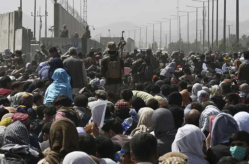 Siete muertos en el caos del aeropuerto de Kabul en medio de la huida de Afganistán