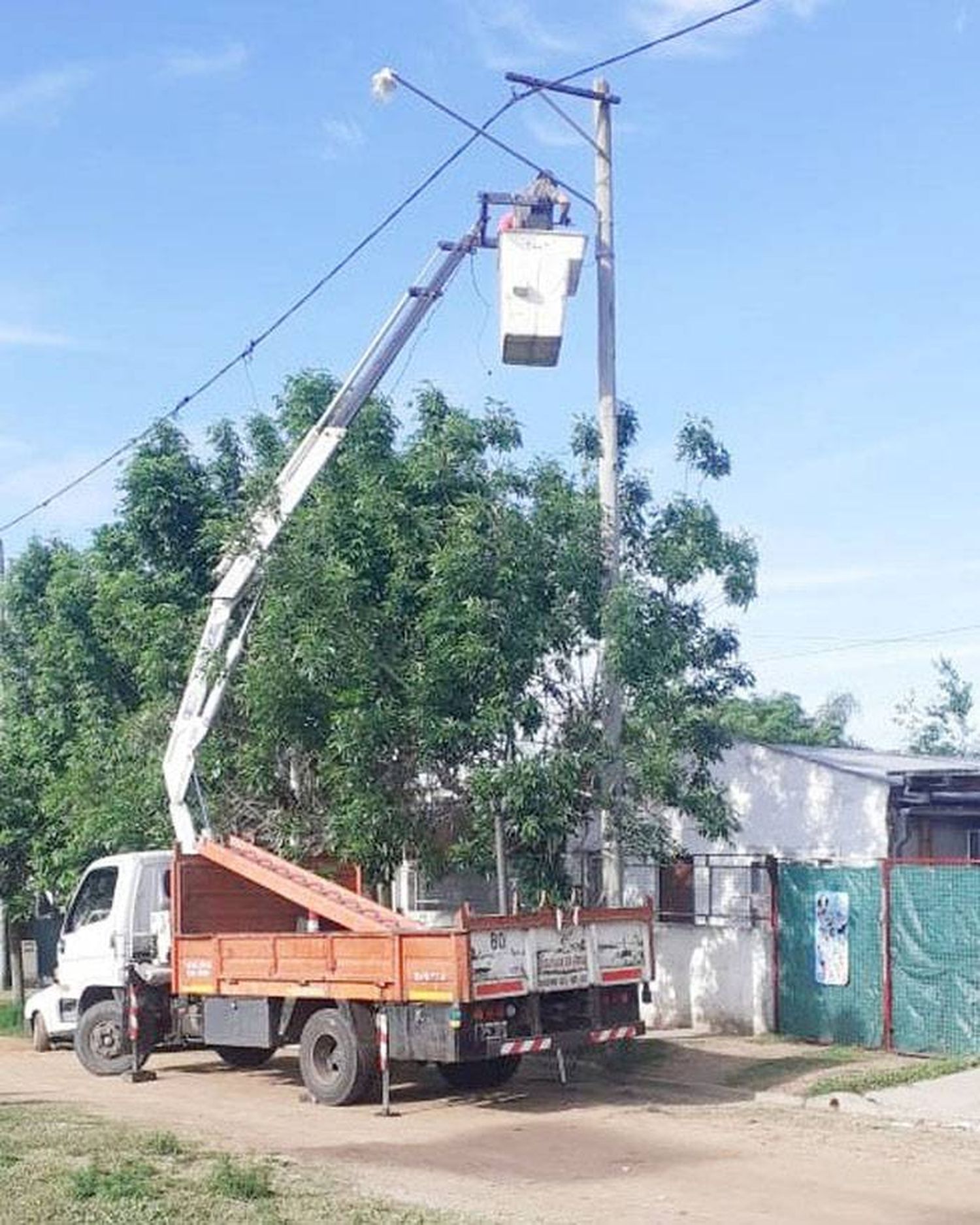 Nuevo alumbrado público  en el barrio Tavella Sur