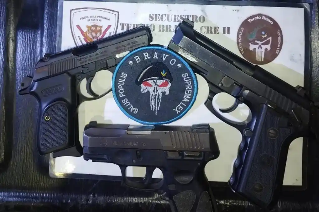 Se secuestraron armas de fuego y una nota intimidante.