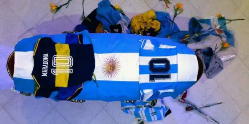 Restos de Diego Maradona fueron inhumados en cementerio argentino