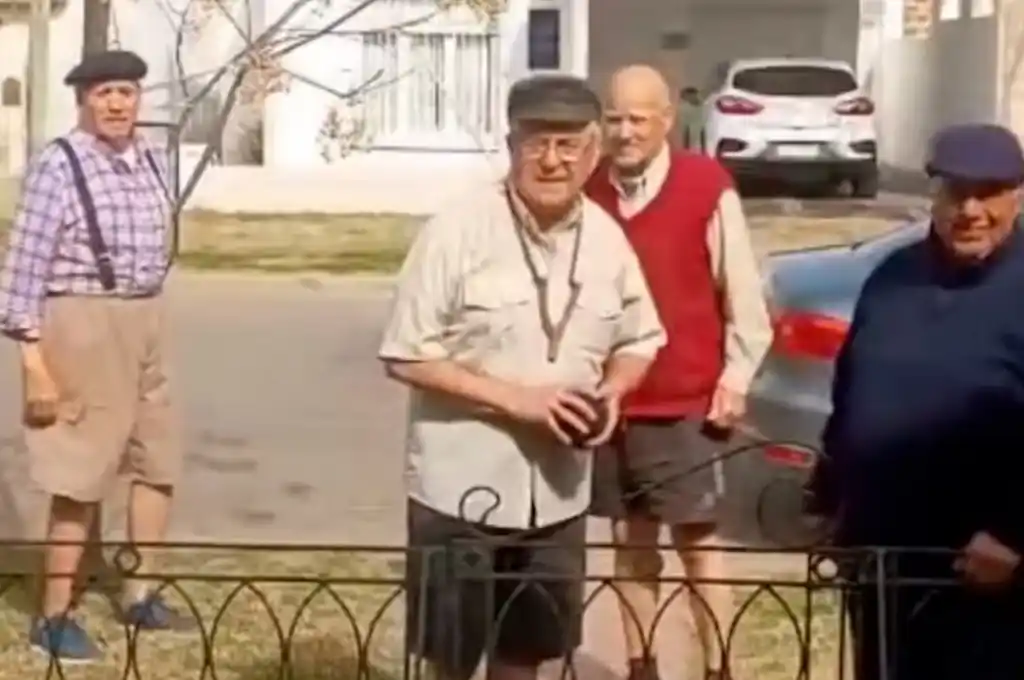 El video viral de abuelos de General Villegas revive los juegos tradicionales de la infancia y emociona en redes sociales