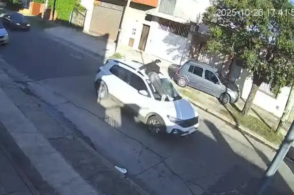 El hombre se sujetó del portaequipajes
PH: Internet